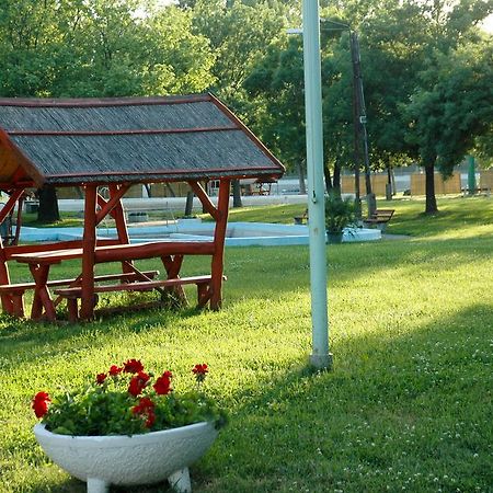 Szegedi Partfuerdo Kemping Es Apartman Exterior foto